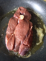 Стейк из окорока северного оленя на кости 400-800 гр